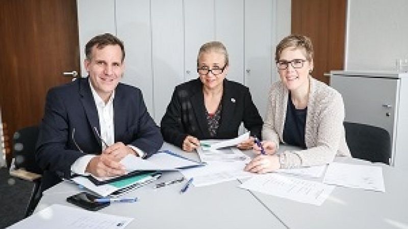 Die Jury v.ln.r.: Dr. Nikolaus Paffenholz (IHK Düsseldorf), Heike Körner (Wirtschaftsförderung des Kreises Mettmann) und Claudia Schulte (Handwerkskammer Düsseldorf)