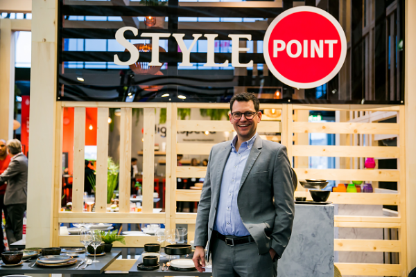 Der Stipendiat Jan Hellwege von Stylepoint präsentiert seine Produkte.
