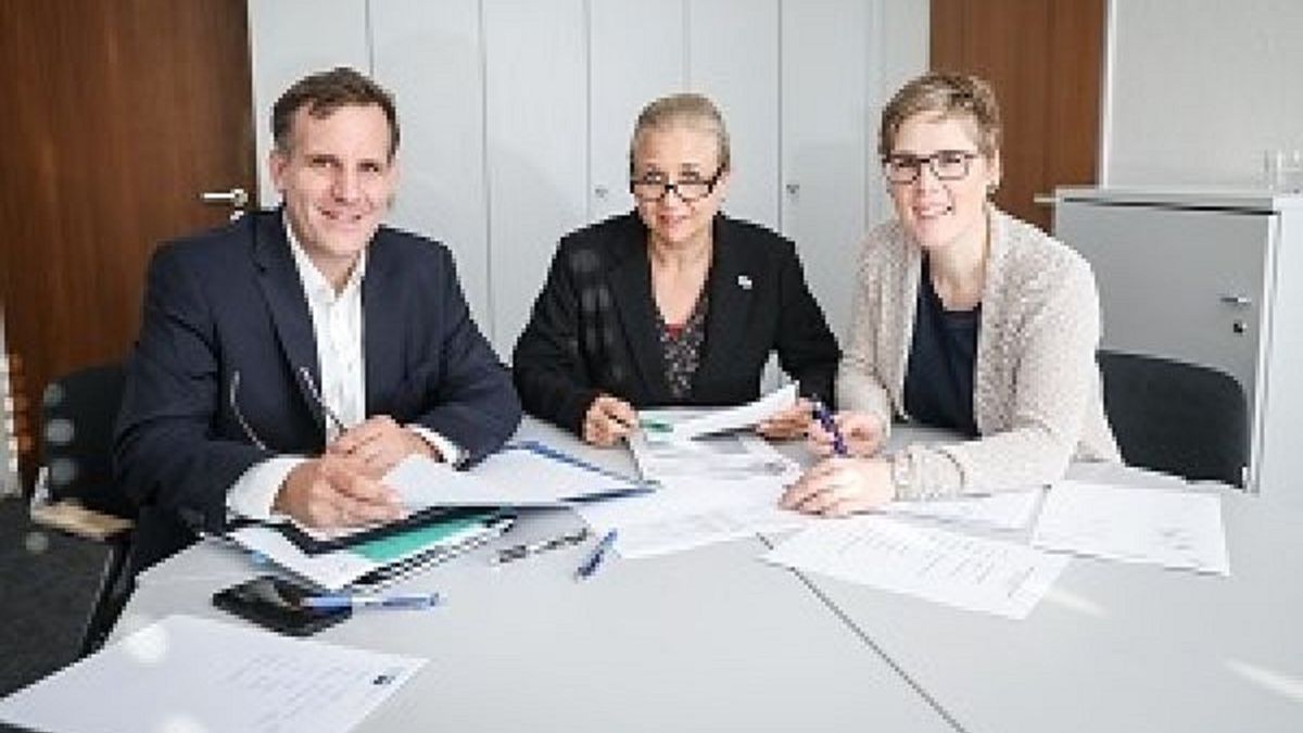 Die Jury v.ln.r.: Dr. Nikolaus Paffenholz (IHK Düsseldorf), Heike Körner (Wirtschaftsförderung des Kreises Mettmann) und Claudia Schulte (Handwerkskammer Düsseldorf)